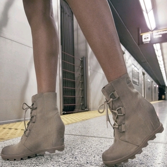 Sorel Joan of Arctic Wedge II Taupe Suede Leather Lace-up Ankle Boots Booties 7 - Picture 1 of 9